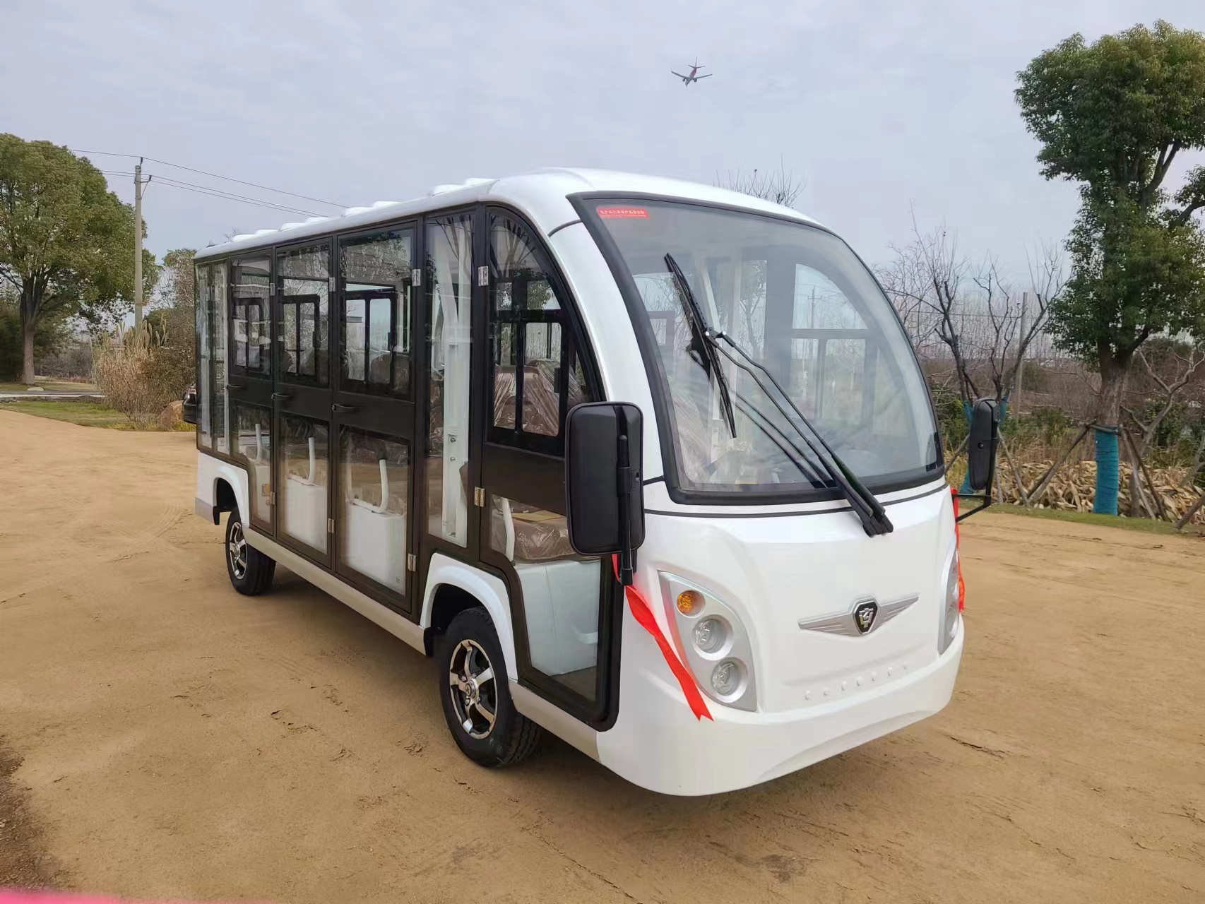 封闭式电动观光车